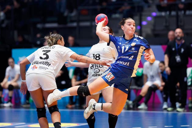 l r Sabrina Grieco Vigna Uruguay, 3 and Klara Thorkelsdottir Iceland, 17 , 30 11 2025, 27TH IHF Womens Handball World Championship 2025, Iceland Uruguay, GER, Stuttgart, Porsche Arena Copyright: HMBxMedia xHeikoxBecker