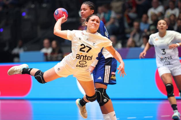Iceland Uruguay, IHF Womens Handball World Championship Paula Eastman Ruegger Uruguay, 27 vs Lovisa Thompson Iceland, 19 Preliminary round match of the Womens Handball World Championship between Iceland and Uruguay on November 30, 2025 at the Porsche Arena in Stuttgart , Stuttgart Baden Württemberg Germany Porsche Arena