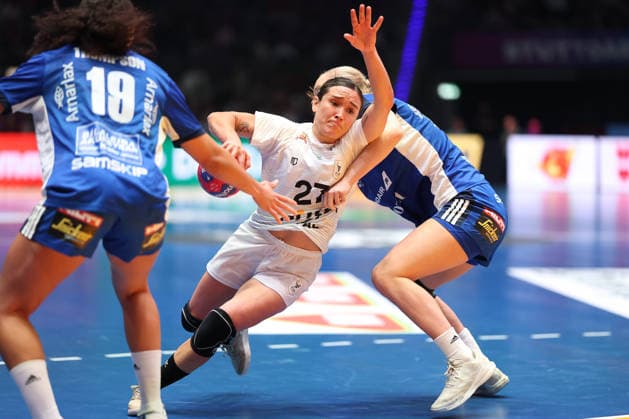 Iceland Uruguay, IHF Womens Handball World Championship Paula Eastman Ruegger Uruguay, 27 vs Lovisa Thompson Iceland, 19 Preliminary round match of the Womens Handball World Championship between Iceland and Uruguay on November 30, 2025 at the Porsche Arena in Stuttgart , Stuttgart Baden Württemberg Germany Porsche Arena