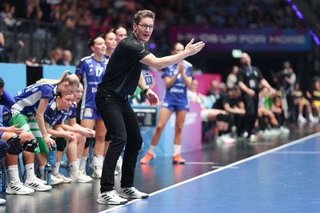 Iceland Uruguay, IHF Womens Handball World Championship Coach Arnar Petursson Iceland Preliminary round match of the Womens Handball World Championship between Iceland and Uruguay on November 30, 2025 at the Porsche Arena in Stuttgart , Stuttgart Baden Württemberg Germany Porsche Arena