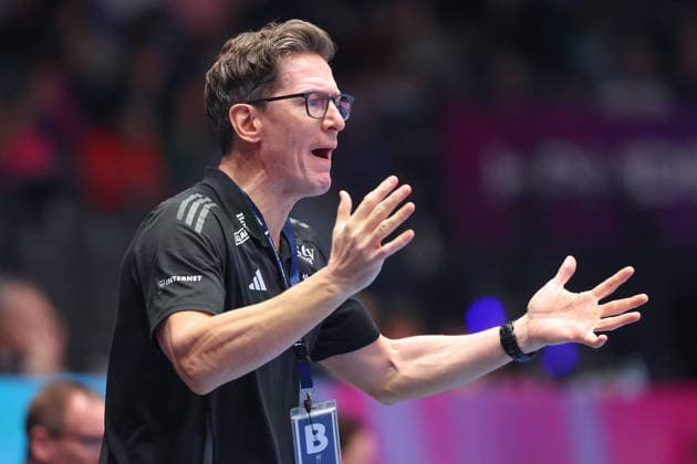 Iceland Uruguay, IHF Womens Handball World Championship Coach Arnar Petursson Iceland Preliminary round match of the Womens Handball World Championship between Iceland and Uruguay on November 30, 2025 at the Porsche Arena in Stuttgart , Stuttgart Baden Württemberg Germany Porsche Arena