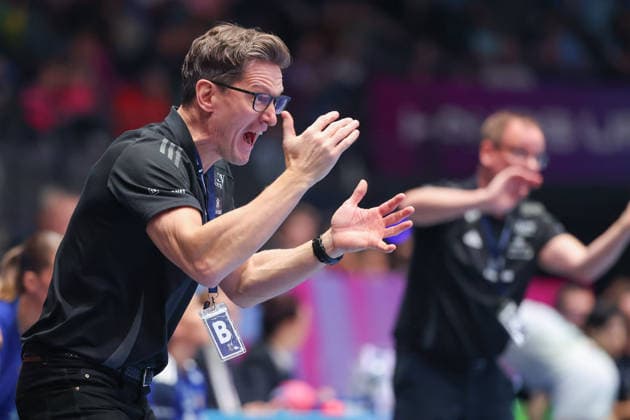 Iceland Uruguay, IHF Womens Handball World Championship Coach Arnar Petursson Iceland Preliminary round match of the Womens Handball World Championship between Iceland and Uruguay on November 30, 2025 at the Porsche Arena in Stuttgart , Stuttgart Baden Württemberg Germany Porsche Arena