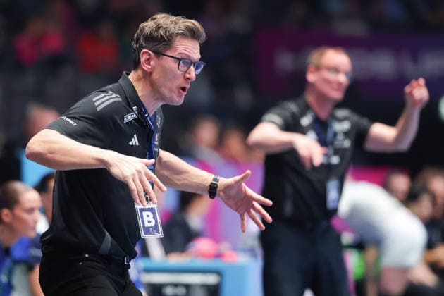 Iceland Uruguay, IHF Womens Handball World Championship Coach Arnar Petursson Iceland Preliminary round match of the Womens Handball World Championship between Iceland and Uruguay on November 30, 2025 at the Porsche Arena in Stuttgart , Stuttgart Baden Württemberg Germany Porsche Arena