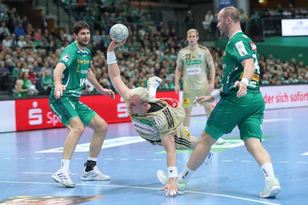 30 11 2025, xtgx, Handball, Daikin HBL, SC DHfK Leipzig TSV Hannover Burgdorf v l Justus Fischer Hannover, 54 , Moritz Preuss Leipzig, 24 duel, fight, tackle Leipzig