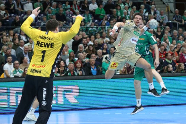 30 11 2025, xtgx, Handball, Daikin HBL, SC DHfK Leipzig TSV Hannover Burgdorf v l Renars Uscins Hannover, 10 throws goal, Torschuetze, scores goal, Treffer, scores the goal Leipzig