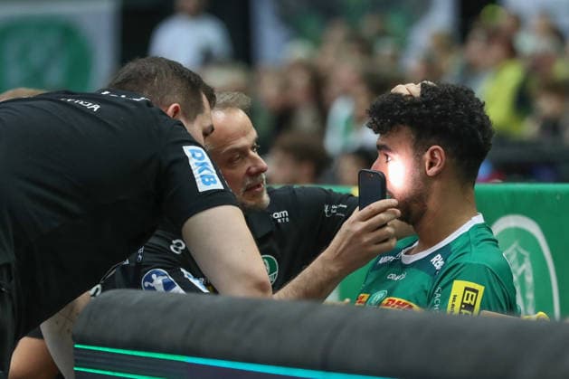 30 11 2025, xtgx, Handball, Daikin HBL, SC DHfK Leipzig TSV Hannover Burgdorf v l Ahmed Moustafa Khairi Nasralla Leipzig, 17 injured Injury Leipzig