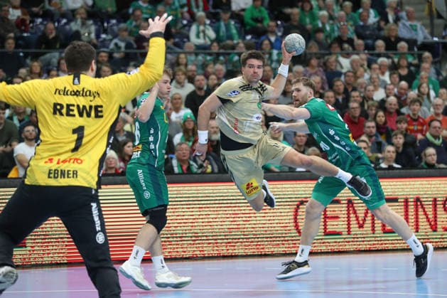 30 11 2025, xtgx, Handball, Daikin HBL, SC DHfK Leipzig TSV Hannover Burgdorf v l Renars Uscins Hannover, 10 throws goal, Torschuetze, scores goal, Treffer, scores the goal Leipzig