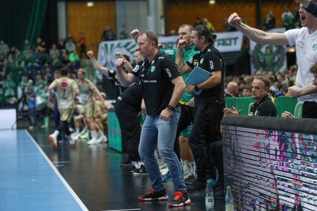 30 11 2025, xtgx, Handball, Daikin HBL, SC DHfK Leipzig TSV Hannover Burgdorf v l Frank Carstens Leipzig, coach cheers, jubilates over the goal, celebrate the goal, celebration Leipzig