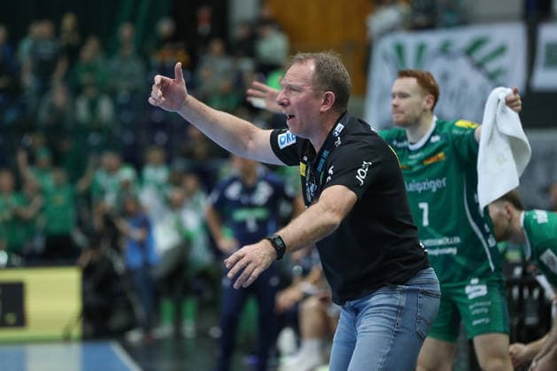 30 11 2025, xtgx, Handball, Daikin HBL, SC DHfK Leipzig TSV Hannover Burgdorf v l Frank Carstens Leipzig, coach gives instructions, gestures with arms, gesticulates, gives instructions Leipzig