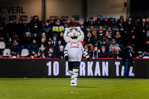 Manni is introduced as SC Verls new mascot GER, SC Verl vs VfL Osnabrueck, Football, 3 Liga, Matchday 16, Season 2025 2026, 30 11 2025 DFL Regulations prohibit any use of photographers as image sequences and or quasi video GER, SC Verl vs VfL Osnabrueck, Football, 3 Liga, Matchday 16, Season 2025 2026, 30 11 2025 Verl Copyright: xEibner-Pressefoto JanxRollingerx EP_JSK