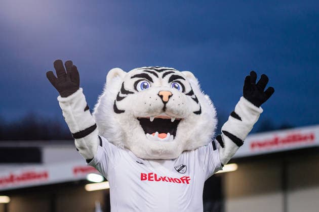 Manni is introduced as SC Verls new mascot GER, SC Verl vs VfL Osnabrueck, Football, 3 Liga, Matchday 16, Season 2025 2026, 30 11 2025 DFL Regulations prohibit any use of photographers as image sequences and or quasi video GER, SC Verl vs VfL Osnabrueck, Football, 3 Liga, Matchday 16, Season 2025 2026, 30 11 2025 Verl Copyright: xEibner-Pressefoto JanxRollingerx EP_JSK