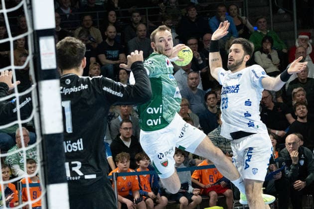 30 11 2025, xlakx, Handball Daikin HBL, Fuechse Berlin TBV Lemgo Lippe v l Constantin Moestl TBV Lemgo Lippe , Mathias Gidsel Fuechse Berlin , Tim Suton TBV Lemgo Lippe throws goal, goal scorer, scores goal, scores the goal Berlin Daniel Lakomski