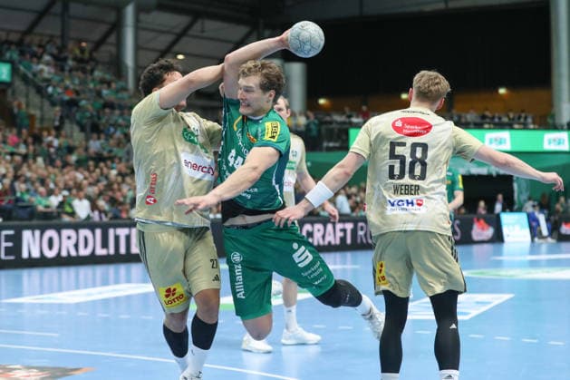 30 11 2025, xtgx, Handball, Daikin HBL, SC DHfK Leipzig TSV Hannover Burgdorf v l Blaer Hinriksson Leipzig, 44 throws goal, Torschuetze, scores goal, Treffer, scores the goal Leipzig