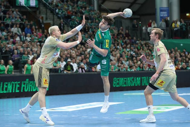 30 11 2025, xtgx, Handball, Daikin HBL, SC DHfK Leipzig TSV Hannover Burgdorf v l Matej Klima Leipzig, 13 throws goal, Torschuetze, scores goal, Treffer, scores the goal Leipzig