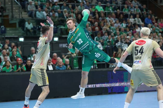 30 11 2025, xtgx, Handball, Daikin HBL, SC DHfK Leipzig TSV Hannover Burgdorf v l Franz Semper Leipzig, 32 throws goal, Torschuetze, scores goal, Treffer, scores the goal Leipzig