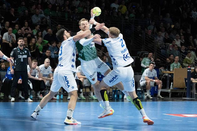 30 11 2025, xlakx, Handball Daikin HBL, Fuechse Berlin TBV Lemgo Lippe v l Tim Suton TBV Lemgo Lippe , Mathias Gidsel Fuechse Berlin , Lukas Hutecek TBV Lemgo Lippe Zweikampf, Duell, Kampf, tackle Berlin Daniel Lakomski