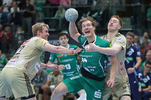 Handball DAIKIN HBL, SC DHfK Leipzig TSV Hannover Burgdorf 30 11 2025 Blaer Hinriksson 44, SC DHfK Leipzig in the pincers of Marian Michalczik 22, Hannover Burgdorf and Lukas Stutzke 39, Hannover Burgdorf Handball, DAIKIN HBL, 1 Bundesliga, Season 2025 2026, Matchday 14 SC DHfK Leipzig vs TSV Hannover Burgdorf on 30 11 2025 at Quarterback Immobilien Arena Leipzig Copyright: xBEAUTIFULxSPORTS JanxKaeferx
