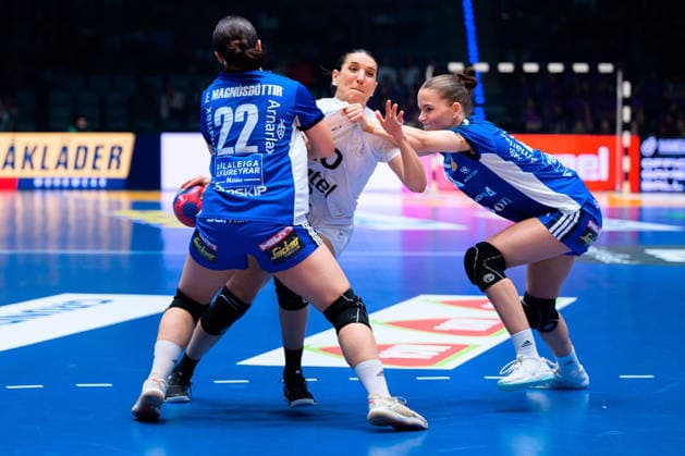 Handball, Womens World Championship, Group G Sweden Uruguay from left Elin Rosa Magnusdottir Iceland , Viviana Ferrari Lorence Uruguay , Dana Gudmundsdottir Iceland Stuttgart Porsche Arena Baden Württemberg Germany