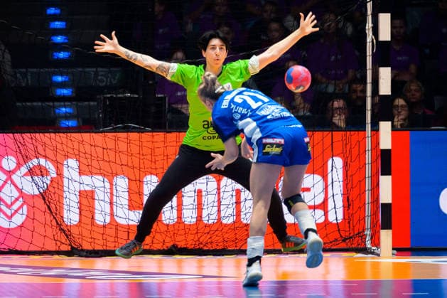 Handball, Womens World Championship, Group G Sweden Uruguay Viviana Hergatacorzian Kehyaian Uruguay , Sandra Erlingsdottir Iceland Stuttgart Porsche Arena Baden Württemberg Germany