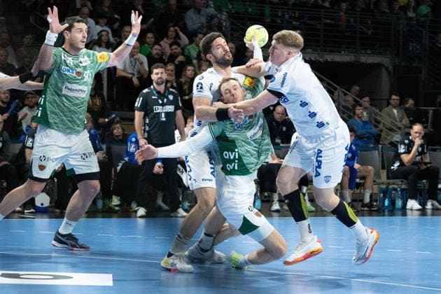 30 11 2025, xlakx, Handball Daikin HBL, Fuechse Berlin TBV Lemgo Lippe v l Mijajlo Marsenic Fuechse Berlin , Tim Suton TBV Lemgo Lippe , Mathias Gidsel Fuechse Berlin , Lukas Hutecek TBV Lemgo Lippe duel, duel, fight, tackle Berlin Daniel Lakomski