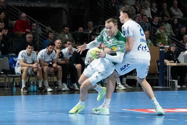 30 11 2025, xlakx, Handball Daikin HBL, Fuechse Berlin TBV Lemgo Lippe v l Mathias Gidsel Fuechse Berlin , Joel Willecke TBV Lemgo Lippe duel, fight, fight, tackle Berlin Daniel Lakomski