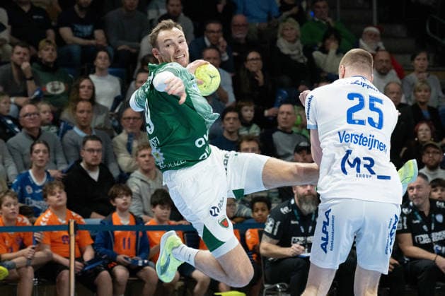 30 11 2025, xlakx, Handball Daikin HBL, Fuechse Berlin TBV Lemgo Lippe f l Mathias Gidsel Fuechse Berlin , Niels Versteijnen TBV Lemgo Lippe goes for the jump shot Berlin Daniel Lakomski