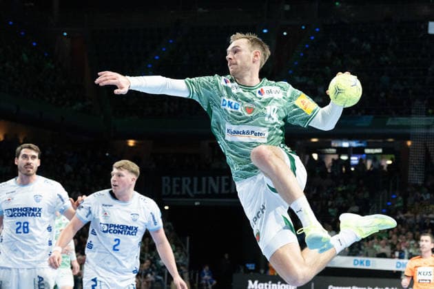 30 11 2025, xlakx, Handball Daikin HBL, Fuechse Berlin TBV Lemgo Lippe v l Mathias Gidsel Fuechse Berlin goes for the jump shot Berlin Daniel Lakomski