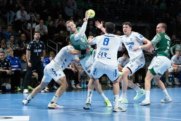 30 11 2025, xlakx, Handball Daikin HBL, Fuechse Berlin TBV Lemgo Lippe v l Mathias Gidsel Fuechse Berlin , Frederik Simak TBV Lemgo Lippe , Joel Willecke TBV Lemgo Lippe , Max Darj Fuechse Berlin Zweikampf, Duell, Kampf, tackle Berlin Daniel Lakomski