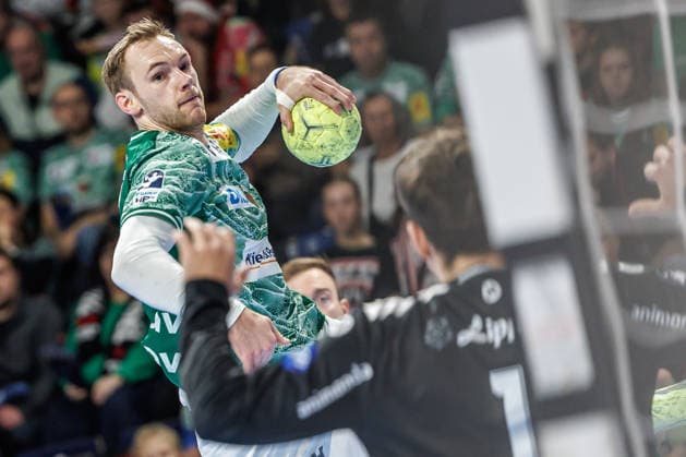 Handball Bundesliga, Füchse Berlin TBV Lemgo Lippe, Matchday 14, Max Schmeling Halle Mathias Gidsel Füchse Berlin throws the ball on goal Füchse Berlin TBV Lemgo Lippe 5350855