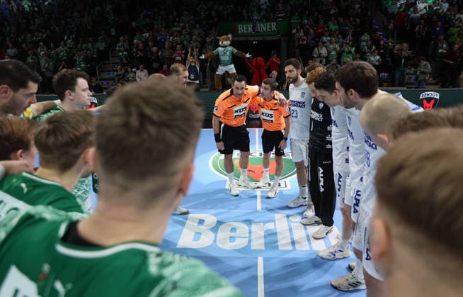GER HBL season 2025 2026 FÜCHSE Berlin vs TBV Lemgo Lippe, 30 11 25, Max Schmeling Halle, Berlin, Welcome, before the match, referee, center circle, both teams