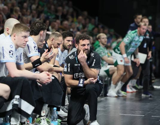 GER HBL season 2025 2026 FÜCHSE Berlin vs TBV Lemgo Lippe, 30 11 25, Max Schmeling Halle, Berlin, Florian KEHRMANN TBV Lemgo Lippe coach , on the sideline, scowl on his face