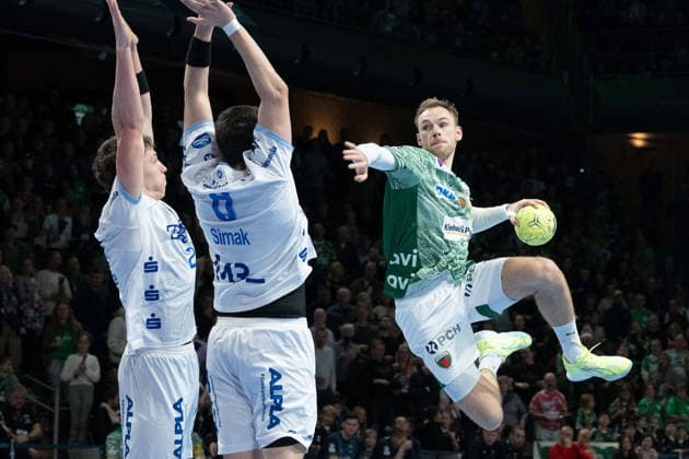 30 11 2025, xlakx, Handball Daikin HBL, Fuechse Berlin TBV Lemgo Lippe v l Lukas Hutecek TBV Lemgo Lippe , Frederik Simak TBV Lemgo Lippe Mathias Gidsel Fuechse Berlin goes for the jump shot Berlin Daniel Lakomski