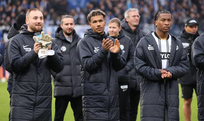 30 11 2025, Football, Men, 2 Bundesliga, Season 2025 2026, SV 07 Elversberg SV Darmstadt 98, Nicolas Kristof SV 07 Elversberg , Bambase Conte SV 07 Elversberg and Jarzinho Malanga SV 07 Elversberg thank the fans after the match Elversberg Ursapharm Arena an der Kaiserlinde Saarland Germany DEU Copyright: xFabianxKleerx
