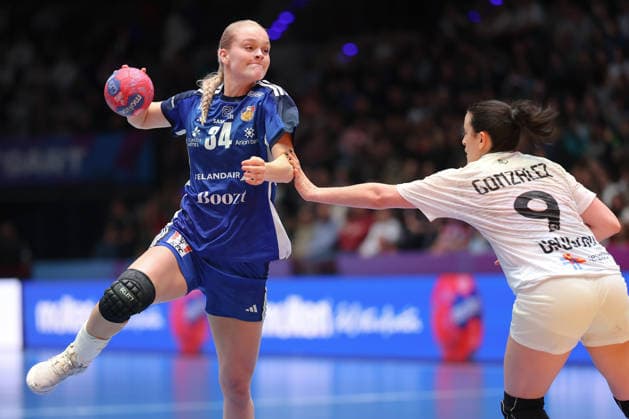 Iceland Uruguay, IHF Womens Handball World Championship Alfa Bra Oddsdottir Iceland, 34 vs Rosina Gonzalez Majo Uruguay, 9 preliminary round match of the Womens Handball World Championship between Iceland and Uruguay on November 30, 2025 at the Porsche Arena in Stuttgart , Stuttgart Baden Württemberg Germany Porsche Arena