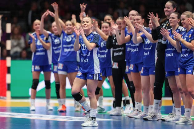 Iceland Uruguay, IHF Womens Handball World Championship Cheering Icelanders applauding for Sandra Erlingsdottir Iceland, 21, who was voted Player of the Match Preliminary round match of the Womens Handball World Championship between Iceland and Uruguay on November 30, 2025 at the Porsche Arena in Stuttgart , Stuttgart Baden Württemberg Germany Porsche Arena