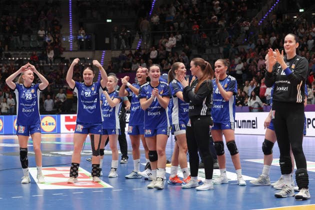 Iceland Uruguay, IHF Womens Handball World Championship The Icelanders thank the audience at the preliminary round match of the Womens Handball World Championship between Iceland and Uruguay on November 30, 2025 at the Porsche Arena in Stuttgart , Stuttgart Baden Württemberg Germany Porsche Arena