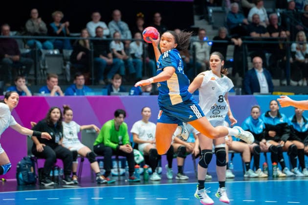 Handball I Women I World Championship I Preliminary round I Matchday 3 I Iceland Uruguay I 30 11 2025 Lovisa Thompson 19, Iceland in the throw Stuttgart Porsche Arena Baden Württemberg Germany Copyright: xLobeca MaxxPetershansx
