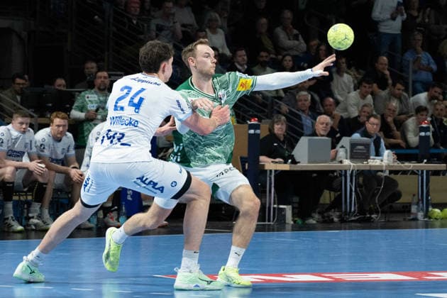 30 11 2025, xlakx, Handball Daikin HBL, Fuechse Berlin TBV Lemgo Lippe v l Joel Willecke TBV Lemgo Lippe , Mathias Gidsel Fuechse Berlin Zweikampf, Duell, Kampf, tackle Berlin Daniel Lakomski