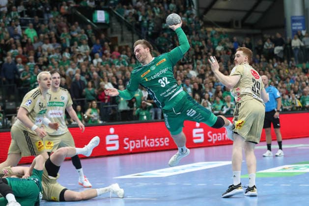 30 11 2025, xtgx, Handball, Daikin HBL, SC DHfK Leipzig TSV Hannover Burgdorf v l Franz Semper Leipzig, 32 throws goal, Torschuetze, scores goal, Treffer, scores the goal Leipzig