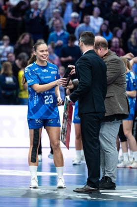 SVEINBJORNSDOTTIR POULSEN Liv (23 Faroe Islands) receiving player of the match honors during the IHF Women s Handball World Championship, WM, Weltmeisterschaft game between Faroe Islands and Paraguay at the SWT Arena in Trier, Germany Copyright: xMartinxPitschx xSPPx Sportspressphoto_SPR67935