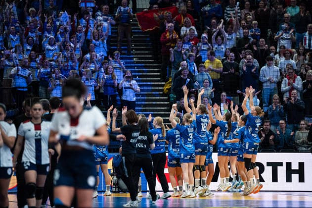 Players of Faroe Islands thanks the fans after the match during the IHF Women s Handball World Championship, WM, Weltmeisterschaft game between Faroe Islands and Paraguay at the SWT Arena in Trier, Germany Copyright: xMartinxPitschx xSPPx Sportspressphoto_SPR67937