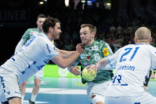30 11 2025, xlakx, Handball Daikin HBL, Fuechse Berlin TBV Lemgo Lippe v l Hendrik Wagner TBV Lemgo Lippe , Mathias Gidsel Fuechse Berlin , Leve Carstensen TBV Lemgo Lippe Zweikampf, Duell, Kampf, tackle Berlin Daniel Lakomski