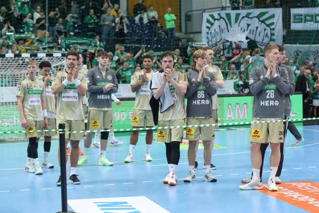30 11 2025, xtgx, Handball, Daikin HBL, SC DHfK Leipzig TSV Hannover Burgdorf v l Hannover thanks the fans disappointed, looks disappointed, disappointed Leipzig