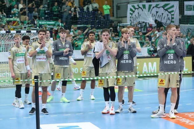 30 11 2025, xtgx, Handball, Daikin HBL, SC DHfK Leipzig TSV Hannover Burgdorf v l Hannover thanks the fans disappointed, looks disappointed, disappointed Leipzig