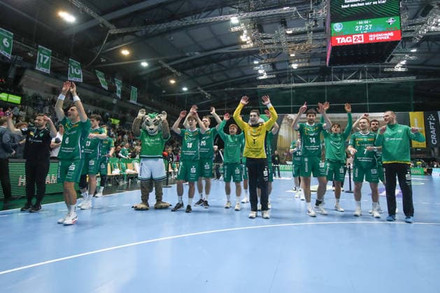 30 11 2025, xtgx, Handball, Daikin HBL, SC DHfK Leipzig TSV Hannover Burgdorf v l Leipzig thanks the fans Leipzig