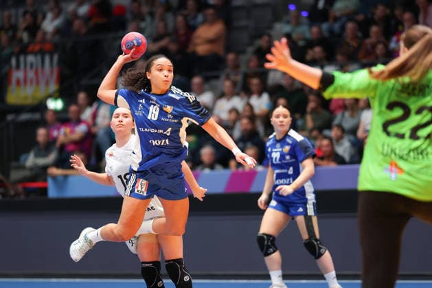 Iceland Uruguay, IHF Womens Handball World Championship Lovisa Thompson Iceland, 19 preliminary round match of the Womens Handball World Championship between Iceland and Uruguay on November 30, 2025 at the Porsche Arena in Stuttgart , Stuttgart Baden Württemberg Germany Porsche Arena