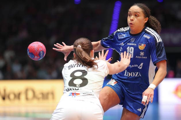 Iceland Uruguay, IHF Womens Handball World Championship Lovisa Thompson Iceland, 19 vs Camila Bianco Castiella Uruguay, 8 Preliminary round match of the Womens Handball World Championship between Iceland and Uruguay on November 30, 2025 at the Porsche Arena in Stuttgart , Stuttgart Baden Württemberg Germany Porsche Arena