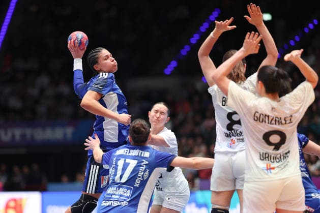 Iceland Uruguay, IHF Womens Handball World Championship Thea Imani Sturludottir Iceland, 25 from the back against the defense of Camila Bianco Castiella Uruguay, 8 and Rosina Gonzalez Majo Uruguay, 9 Preliminary round match of the Womens Handball World Championship between Iceland and Uruguay on November 30, 2025 at the Porsche Arena in Stuttgart , Stuttgart Baden Württemberg Germany Porsche Arena