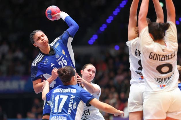 Iceland Uruguay, IHF Womens Handball World Championship Thea Imani Sturludottir Iceland, 25 from the back against the defense of Camila Bianco Castiella Uruguay, 8 and Rosina Gonzalez Majo Uruguay, 9 Preliminary round match of the Womens Handball World Championship between Iceland and Uruguay on November 30, 2025 at the Porsche Arena in Stuttgart , Stuttgart Baden Württemberg Germany Porsche Arena