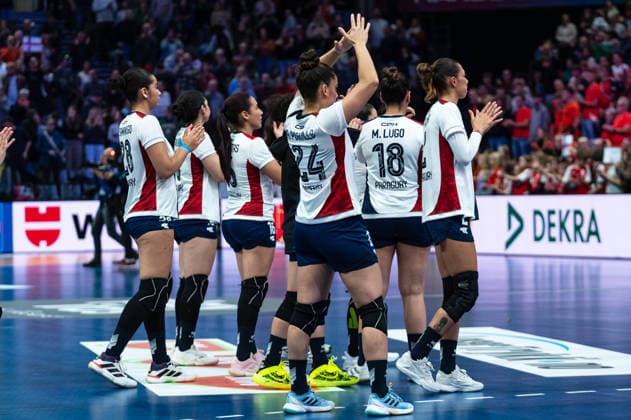 Players of Paraguay thank the fans after the match during the IHF Women s Handball World Championship, WM, Weltmeisterschaft game between Faroe Islands and Paraguay at the SWT Arena in Trier, Germany Copyright: xMartinxPitschx xSPPx Sportspressphoto_SPR67944
